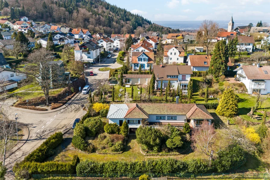  - Grundstück kaufen in Baden-Baden - Großes Grundstück mit viel Privatsphäre und Bungalow
