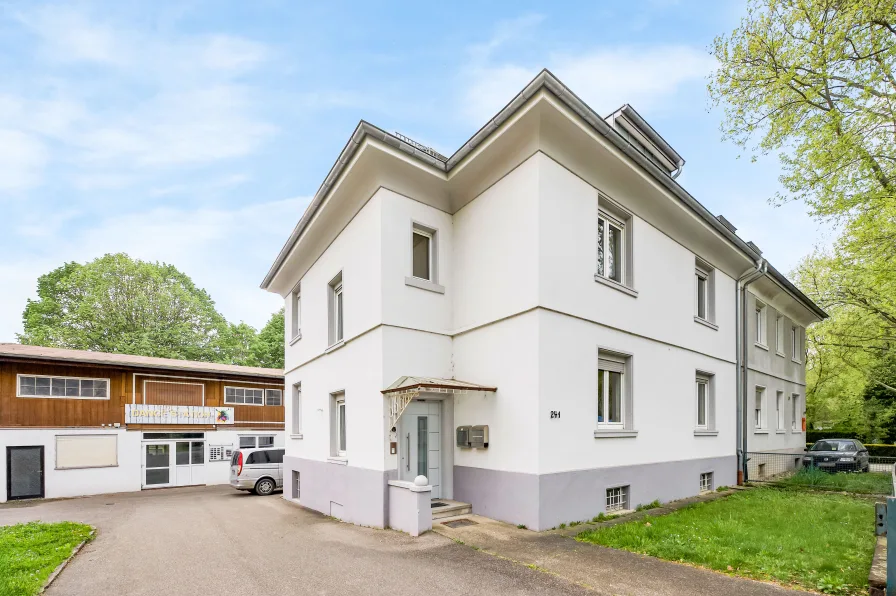  - Haus kaufen in Baden-Baden - Vielseitiges Wohnen in Baden-Baden: Zwei Wohnungen in sanierter Doppelhaushälfte und großem Nebengebäude am Park Wörthböschel
