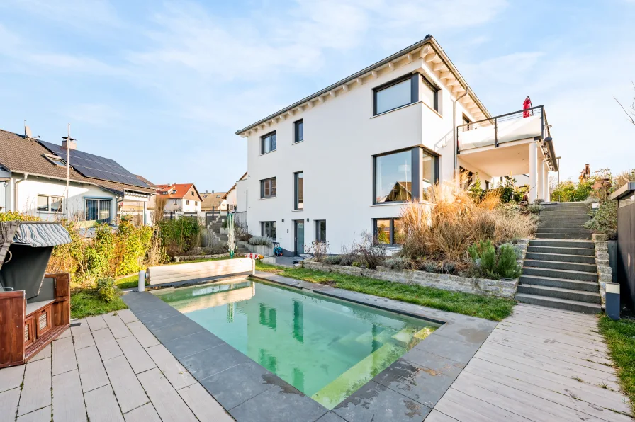  - Haus kaufen in Kuppenheim - Moderne Familienvilla in klassischer Architektur mit Pool