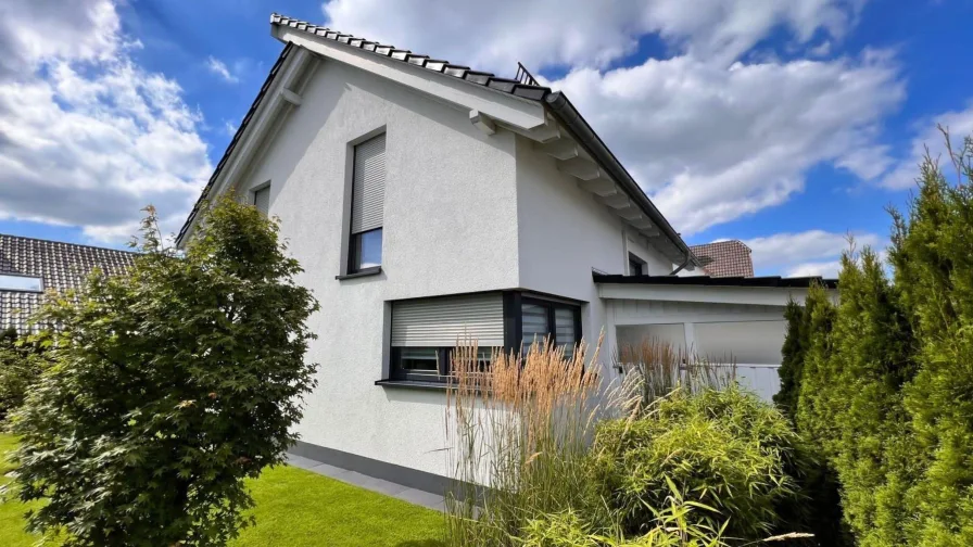 Hausfront mit Garten - Haus kaufen in Breckerfeld - Moderner Wohn(t)raum in gefragter Lage von Breckerfeld...