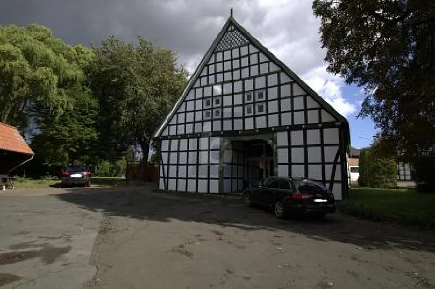  - Haus kaufen in Lübbecke - 25.000 P. A., ZU 4 VERMIETET, 4 CARPORT-STELLPLÄTZE 