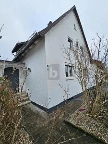  - Haus kaufen in Rödental - NEUE FENSTER, NEUE HEIZUNG UND VIEL PLATZ