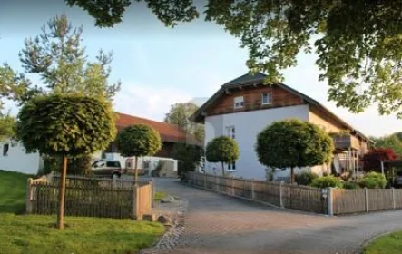  - Haus kaufen in Triftern - WUNDERSCHÖN SANIERTER DREISEITEN-BAUERNHOF