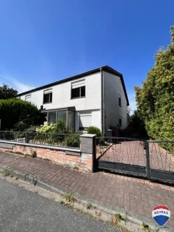 Hausansicht - Haus kaufen in Nußloch - Zweifamilienhaus (Doppelhaushälfte) in Nussloch auf einem Erbpachtgrundstück