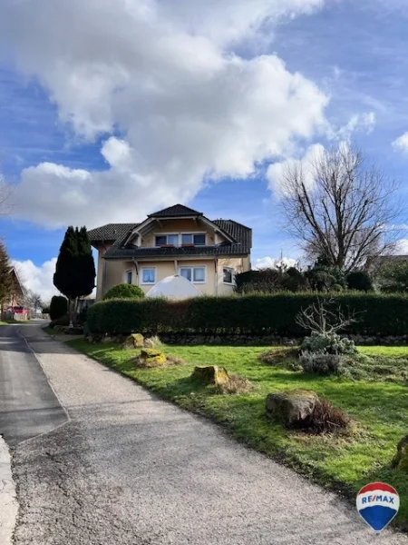 Außenansicht - Haus kaufen in Spechbach - Freistehendes Einfamilienhaus mit ELW und Garten