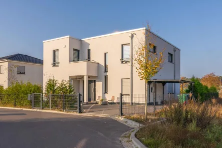 Titelbild - Haus mieten in Ludwigsfelde - KENSINGTON - EXKLUSIV - Bauhaus der Extraklasse in super Lage von Ludwigsfelde!