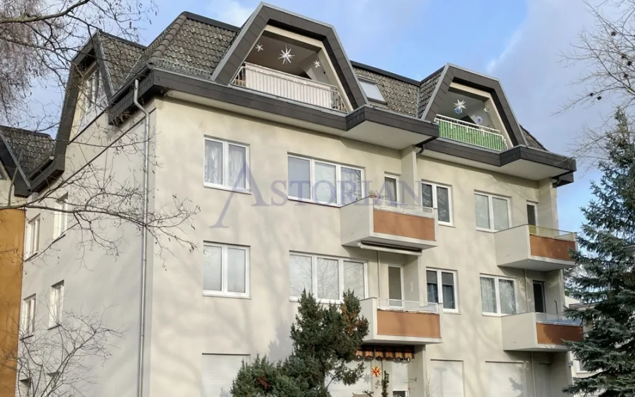 Gebäude - Wohnung kaufen in Berlin - Traumhafter Ausblick ins Grüne vom Balkon der 2-Zimmer-Wohnung in Berlin Reinickendorf