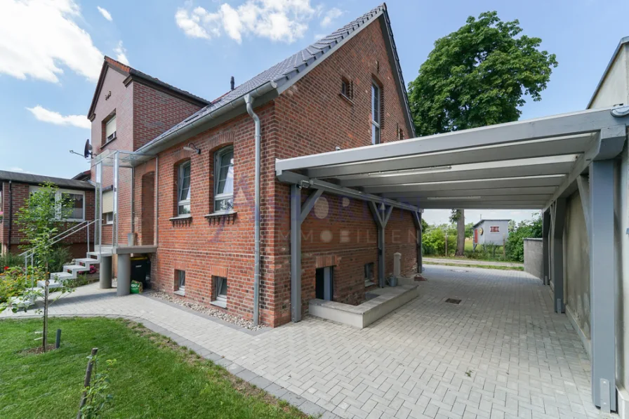 Blick von außen - Haus kaufen in Strodehne - Hochwertig saniertes Haus in der grünen Märkischen Schweiz