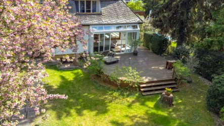 Blick auf Terrasse - Haus kaufen in Berlin - Einzigartiges Einfamilienhaus in Zehlendorf mit malerischem Grundstück