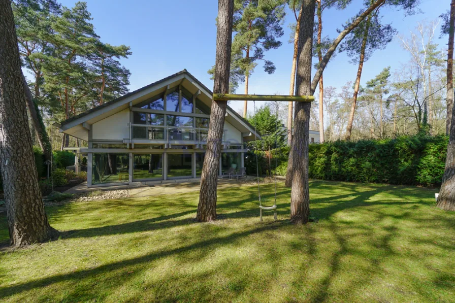 Blick aus dem Garten - Haus kaufen in Kleinmachnow - Einzigartiges Einfamilienhaus auf einem malerischen Grundstück