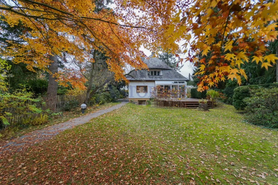  - Haus kaufen in Berlin - Traumhaftes Einfamilienhaus in bester Lage von Zehlendorf mit romantischen Garten