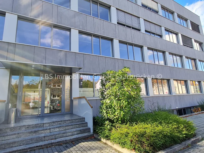 Eingangsbereich - Büro/Praxis mieten in Saarbrücken - Repräsentative und moderne 200-300m² Büroflächen mit mehreren Einzelbüros und Parkmöglichkeiten