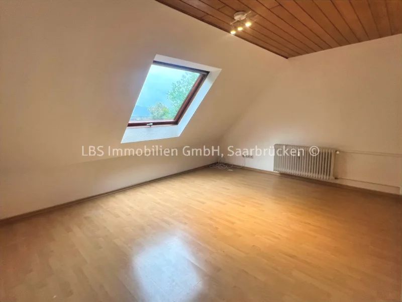 Wohnzimmer - Wohnung mieten in Homburg - Zentrumsnahe 2 ZKB Dachgeschosswohnung in Homburg