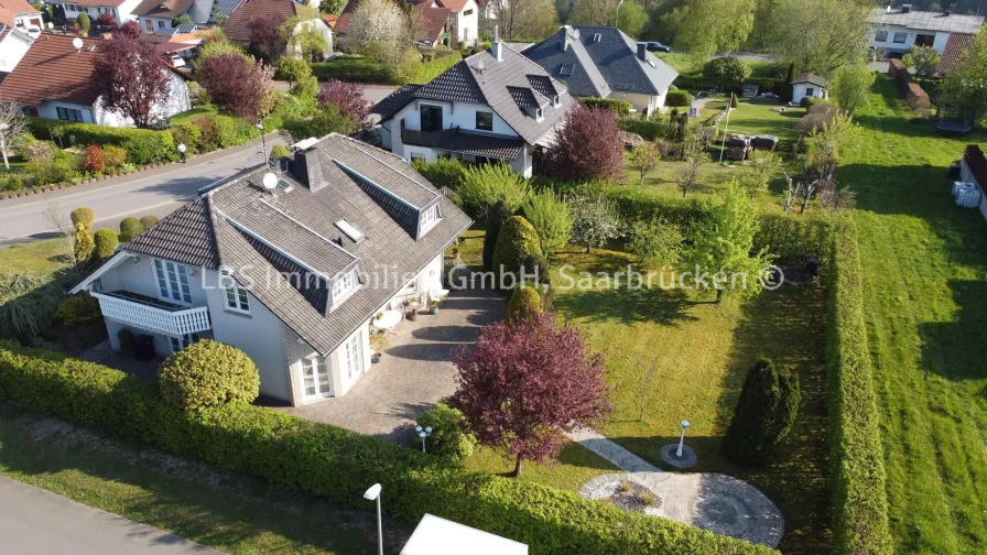 Seitenansicht von oben - Haus kaufen in Mettlach - Ein Traum für die Familie - Gepflegtes Wohnhaus mit schönem Garten in der Sonne
