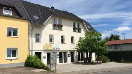 Ansicht - Haus kaufen in Illingen - Kapitalanleger aufgepasst - teil-renoviertes Haus mit 7 Wohnungen und 2 Gewerbeeinheiten