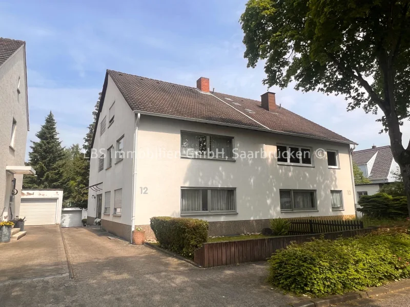 Vorderansicht - Haus kaufen in St. Ingbert - Gepflegtes Zweifamilienhaus in guter und zentraler Lage von St. Ingbert