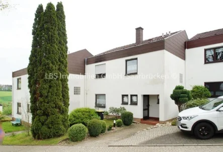 Ansicht - Haus kaufen in Lebach - Reihenmittelhaus mit Garage in ruhiger schöner Lage von Lebach - vermietet