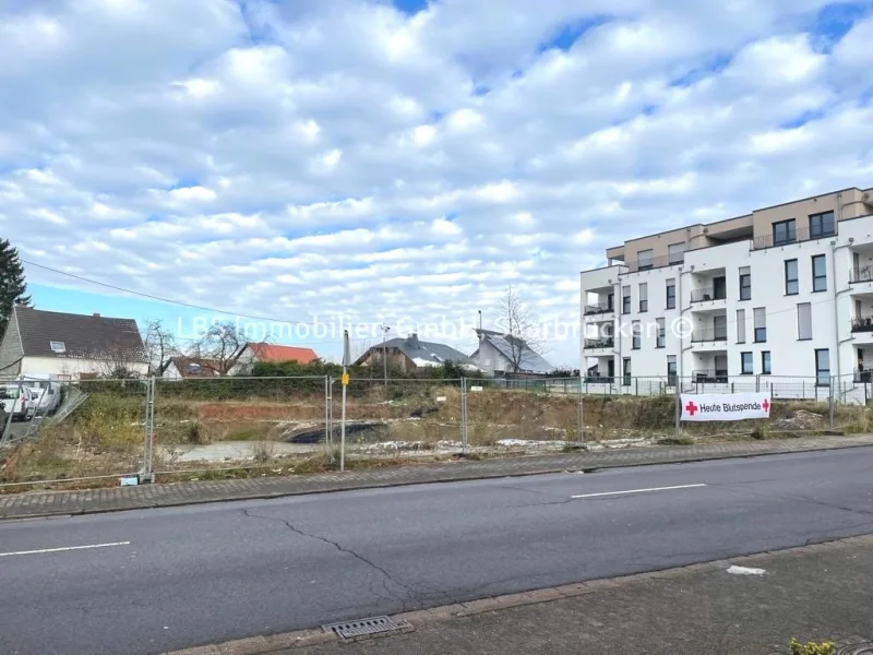 Vorderseite - Grundstück kaufen in Heusweiler - Projektiertes Baugrundstück mit Baugenehmigung §§ 73 und 65 LBO