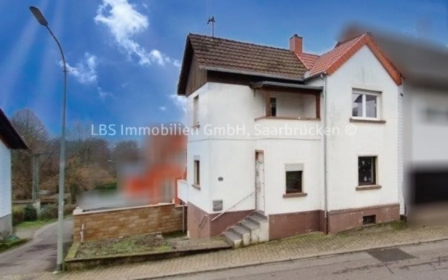 Ansicht vorne - Haus kaufen in Nalbach - Piesbach - Gemütliches 1-Familienhaus mit Garage und weiterem Ausbaupotenzial 