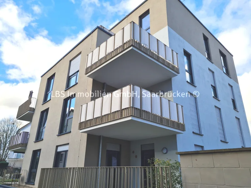 Seitenansicht mit Balkon - Wohnung kaufen in Homburg - Eigentumswohnung für JUNG & ALT in der Universitätsstadt Homburg 