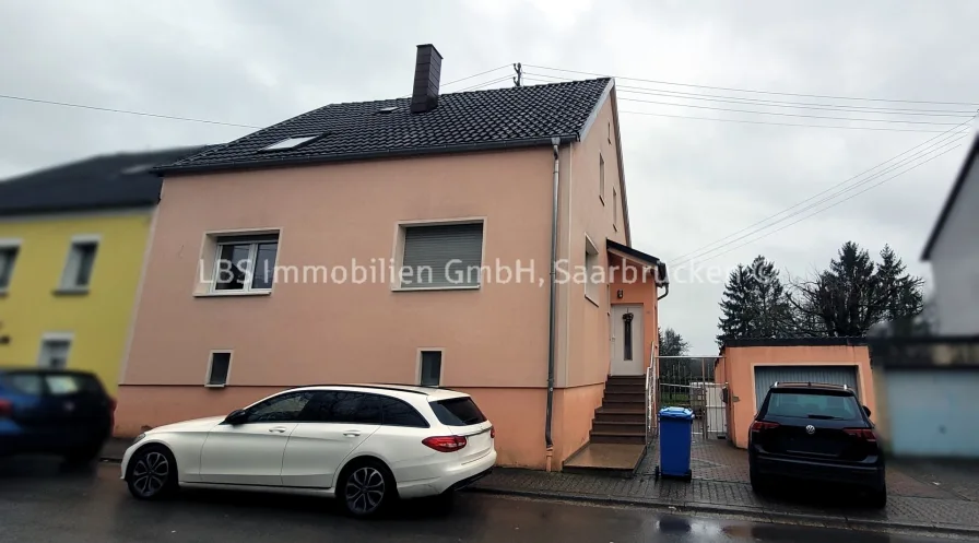 Ansicht - Vorne - Haus kaufen in Schmelz - Renoviertes EFH mit kleinem Garten am Ortsrand von Schmelz - 140 m² Wohnfläche - renoviert - Garage