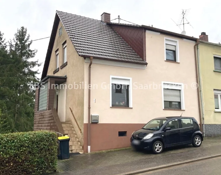 Vorderseite - Haus kaufen in Völklingen - Einfamilienhaus mit kleinem Garten - Endlich zuhause!