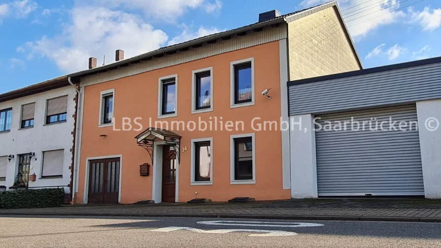 Frontansicht - Haus kaufen in Rehlingen-Siersburg - Einfamilienwohnhaus ländlich gelegen mit tollem Garten an der Nied