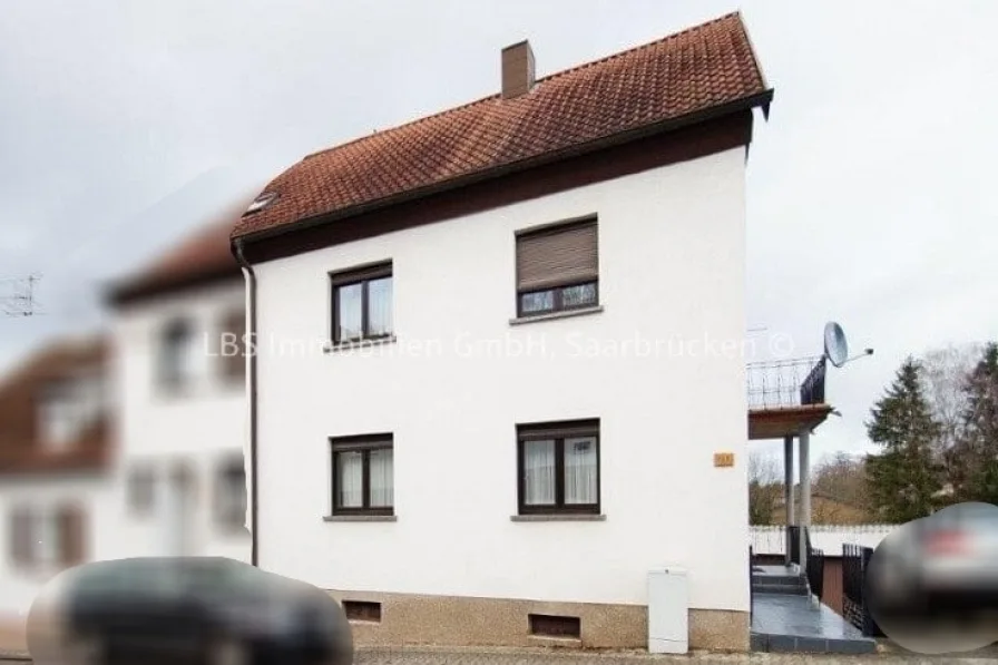 Ansicht - Haus kaufen in St. Ingbert - Einfamilienhaus mit 2 Garagen und großem Grundstück in ruhiger und zentraler  Lage von Rohrbach