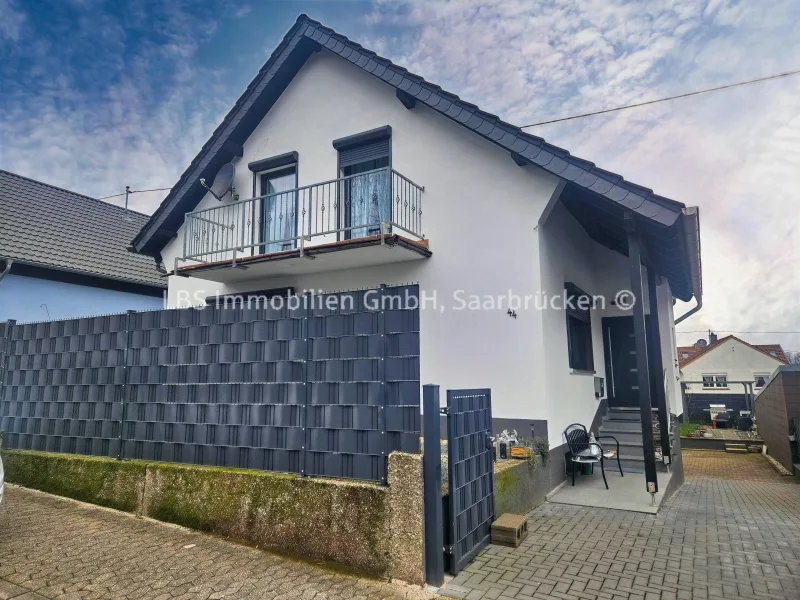 Straßenansicht - Haus kaufen in Spiesen-Elversberg - Eleganz durch Sanierung: Einladendes freistehendes Haus mit zeitlosem Charme
