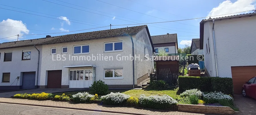 Vorderansicht - Haus kaufen in Merzig - Renoviertes Einfamilienhaus mit traumhaftem Garten - Ein Leben auf dem Gipsberg