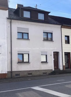 Vorderseite - Haus kaufen in Püttlingen - Einfamilienhaus im Herzen von Püttlingen