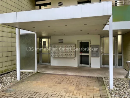 Zugang zum Haus - Wohnung kaufen in Saarbrücken - Barrierefreie Eigentumswohnung mit Balkon und tollem Fernblick