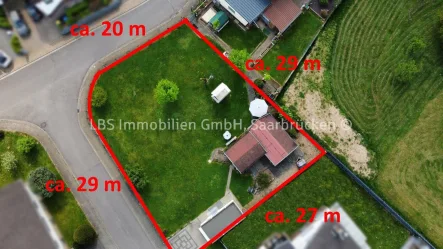Luftfild mit Maßen - Grundstück kaufen in Losheim - Baugrundstück in Losheim, Ortsteil Niederlosheim - 745 m² - Eckgrundstück mit Garage und Gartenhaus