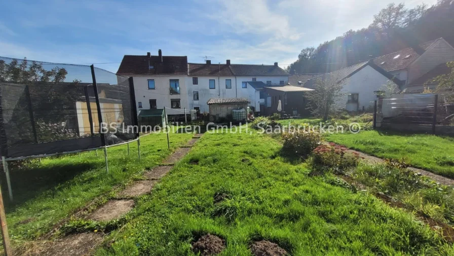 Garten - Blickrichtung Haus - Haus kaufen in Wadern - Handwerkerhaus in Wadern, OT Bardenbach - 5 Zimmer - 127 m² Wohnfläche - 310 m² Grundstück