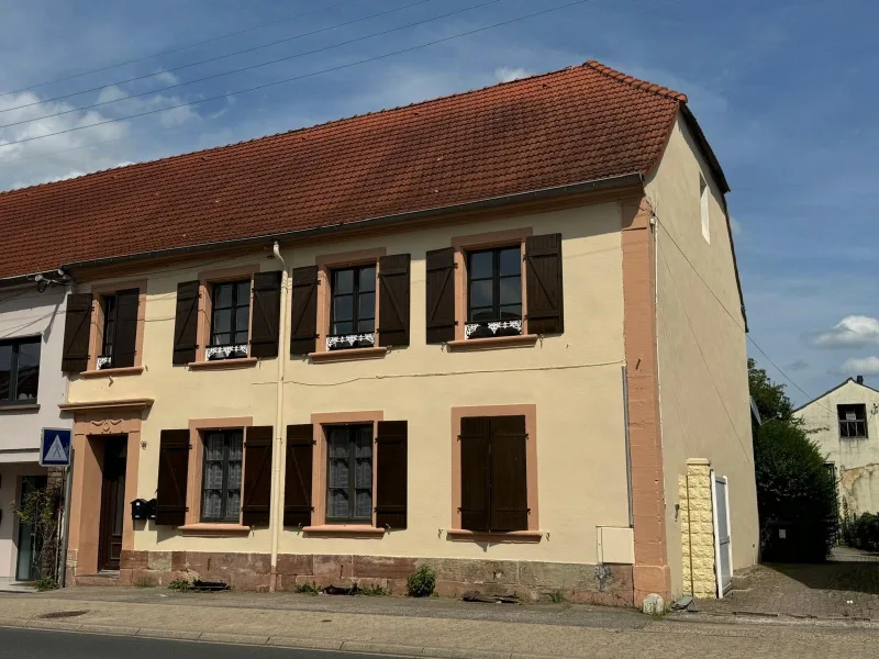 Frontseite - Haus kaufen in Großbliederstroff - Zweifamilienhaus direkt an der Grenze zu Saarbrücken