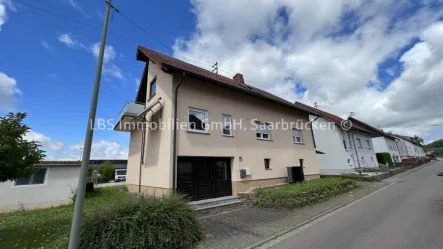 Ansicht Vorderseite - Haus kaufen in Merzig - Geräumiges Zweifamilienhaus in Bietzen - umfangreich renoviert - 180 m² Wfl. - Garten - Garage