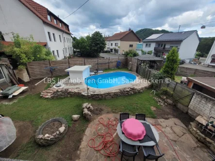 Garten hinter dem Haus - Haus kaufen in Merzig - Kapitalanlage in Brotdorf - 2-Familienhaus - 2 x 80 m² Wfl. - 244 m² Grundstück - Garage