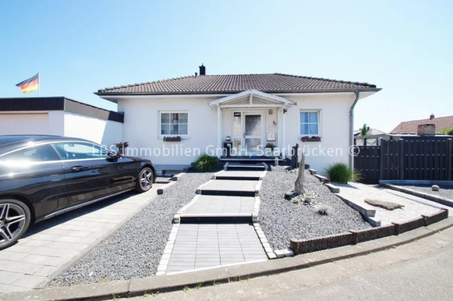 Ansicht vorne - Haus kaufen in Überherrn - Bungalow mit separatem Wohnraum im Souterrain - Überherrn-Wohnstadt - Urlaubsfeeling zu Hause