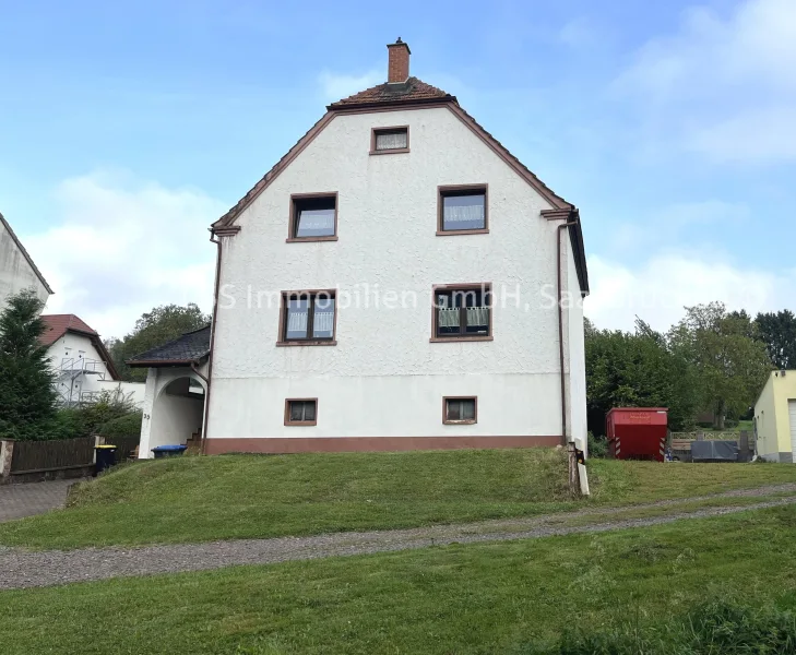 Vorderseite - Haus kaufen in Heusweiler - Freistehendes Einfamilienhaus mit großer Garten-/Wiesenanlage 