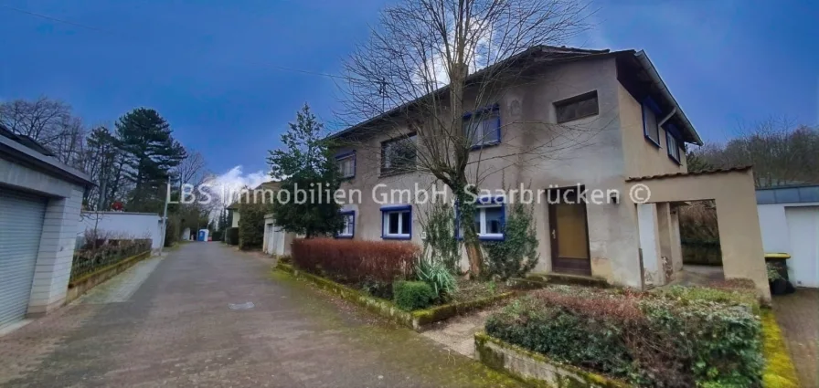 Frontansicht - Haus kaufen in Völklingen - Ein Leben am Schillerpark in Völklingen - Ruhe und Natur durch Waldrandlage 