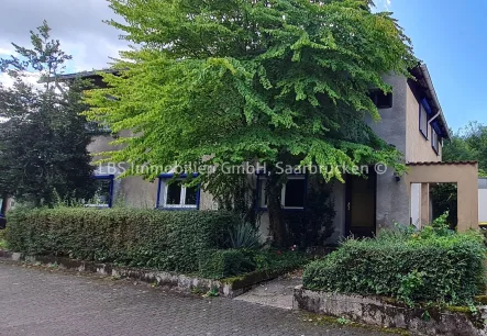 Seiten- und Vorderansicht - Haus kaufen in Völklingen - Ein Leben am Schillerpark in Völklingen - Ruhe und Natur durch Waldrandlage 