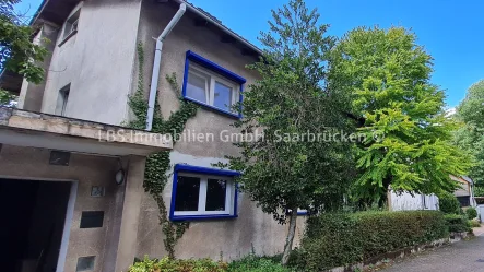 Frontansicht - Haus kaufen in Völklingen - Ein Leben am Schillerpark in Völklingen - Ruhe und Natur durch Waldrandlage 