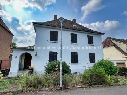 Vorderansicht - Haus kaufen in Homburg - Stilvolle Stadtvilla in Top-Lage und Altbaucharme