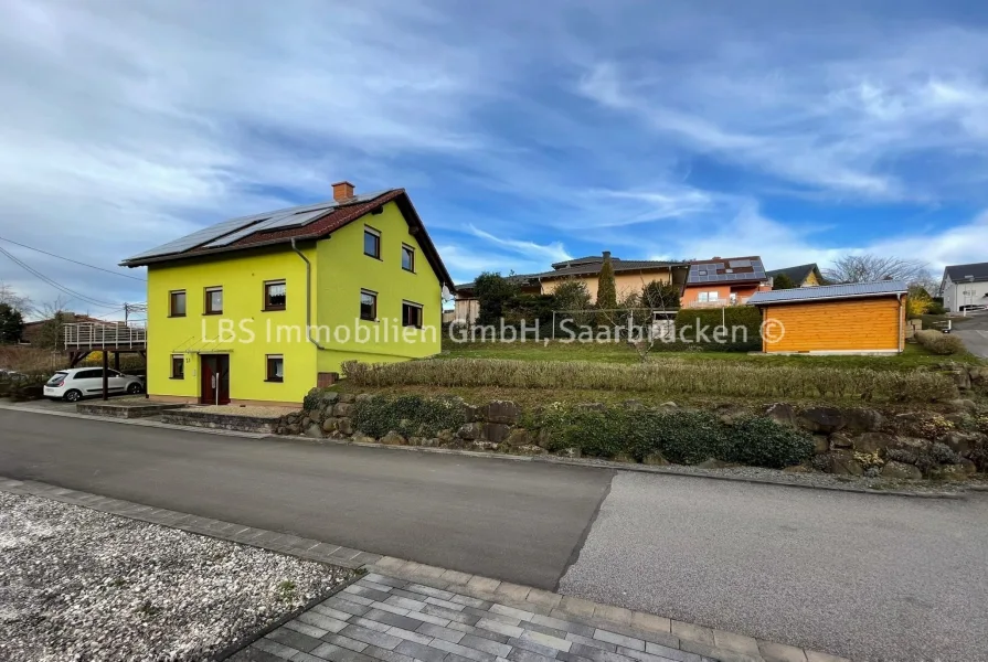 Außenansicht mit Gartenhaus