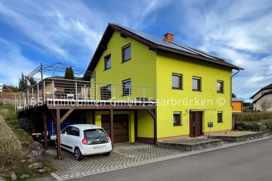 Außenansicht - Haus kaufen in St. Wendel - Zukunftsorientes Wohnen - Gepflegtes Einfamilienhaus mit Garage, Carport und Garten in Sankt Wendel