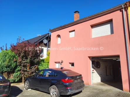 Ansicht - Vorderseite - Wohnung kaufen in Losheim - Die Alternative zur Eigentumswohnung - Schnäppchenhaus in Losheim-OT - 112 m² Wfl. - Garage - Garten