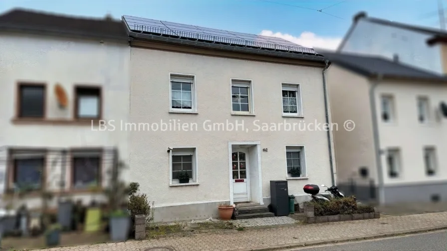 Ansicht Vorne - Haus kaufen in Merzig - Besseringen - Reihenhaus mit Garten - 5 ZKB - 100 m² Wfl. - umfangreich renoviert - PV-Anlage