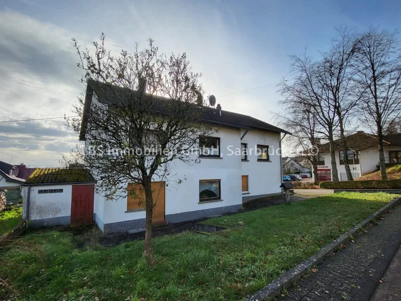 Ansicht - Rückseite - Haus kaufen in Losheim - Ein- o. Zweifamilienhaus mit großem Garten bzw. Baugrundstück - 250m² Wfl. - Garage - 1.100 m² Grst.