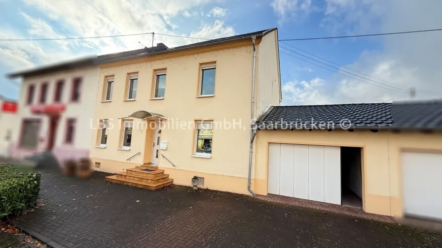 Ansicht - Vorderseite - Haus kaufen in Merzig - Besseringen - Doppelhaushälfte OHNE Garten - 8 ZKB - 200 m² Wfl. - Garage - umfangreich renoviert