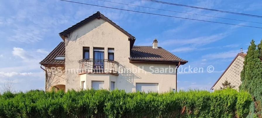 Vorderansicht - Haus kaufen in Willerwald - Gemütliches Einfamilienhaus mit großem Garten und Baumbestand